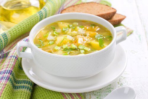 Grøntsagssuppe er en klassisk ret og fuld af sunde næringsstoffer, og kan laves af fedtfattig bouillon