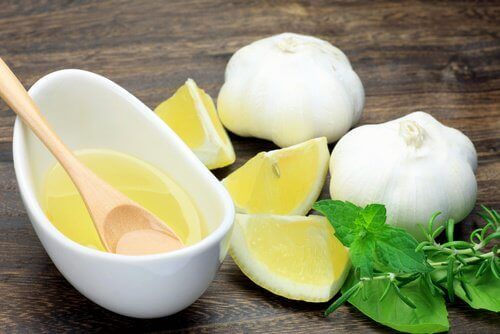 Hvidløg og citron indeholder antioxidanter, der kan hjælpe med at bekæmpe forhøjet kolesterol