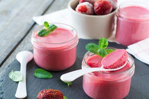 Sukker- og laktosefri jordbær- og mandelmousse
