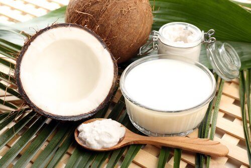 Kokosmælk indeholder essentielle fedtsyrer, der er gode for dit hår