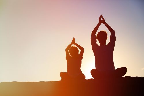 At praktisere mindfulness sammen kan give dig kvalitetstid sammen med dit barn