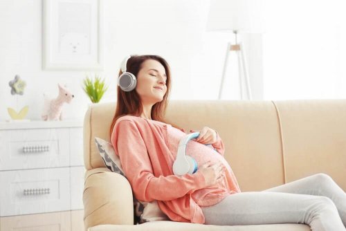 Du kan gøre din baby glad under graviditeten ved at spille musik mens barnet ligger inde i maven