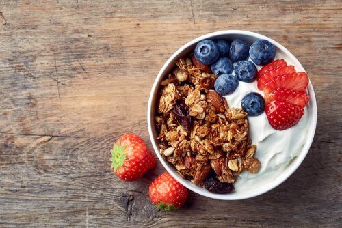 fuldkorn med yoghurt og frugt