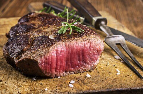 Rødt kød er en af de fødevarer der forårsager halsbrand