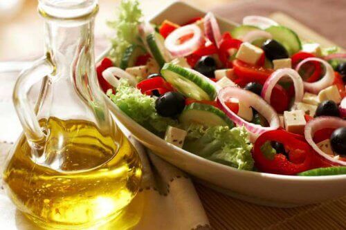 En middelhavskost kombinerer frugt, grøntsager, fuldkorn og gode fedtstoffer, der forbedrer vægten såvel som hjertesundheden.