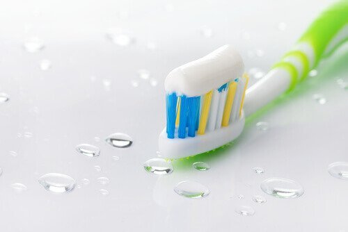 Tandbørste med tandpasta
