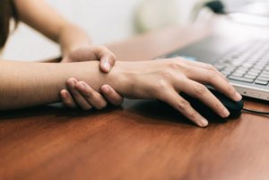 Carpal tunnel syndrom: 5 øvelser til at lindre smerten