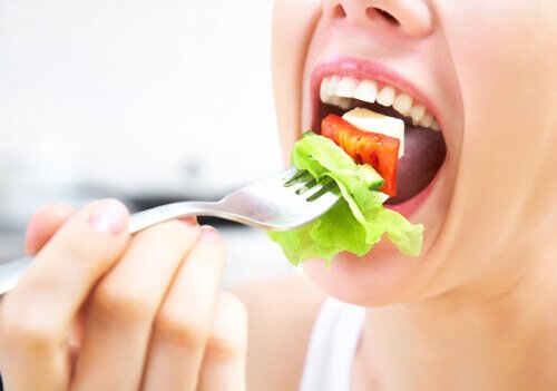 Når du tygger din mad langsomt mindsker du risikoen for at overspise