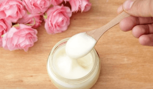 Rosenblad og yoghurt blanding