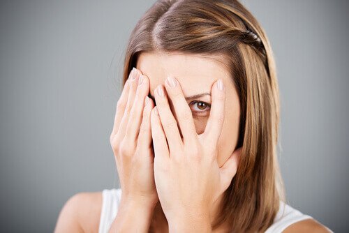 Kvinder skjuler sit ansigt