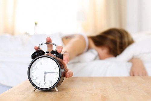 Kvinde med vækkeur laver fejl i morgenrutinen ved at stå for tidligt op