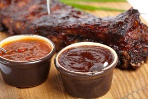 Tre opskrifter på barbecuesauce til kød
