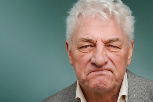 Gnaven gammel mand med frontotemporal demens