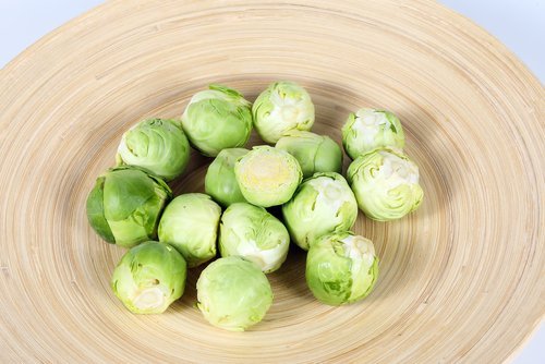 Rosenkål på en tallerken