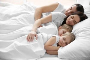 Børn der sover i samme seng som deres forældre