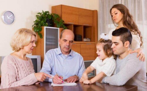 Forældre i gang med at lære børn om økonomi fra en tidlig alder