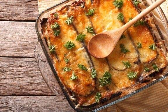 Lær hvordan man laver græsk moussaka med denne nemme opskrift