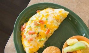 Fransk omelet med skinke og ost