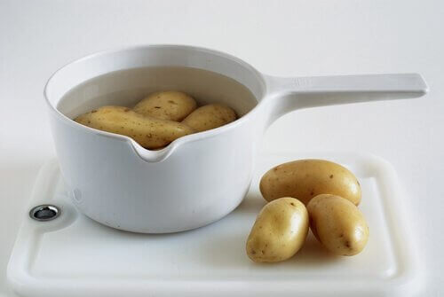 Kartofler i vand er et godt eksempel på midler mod halsbrand