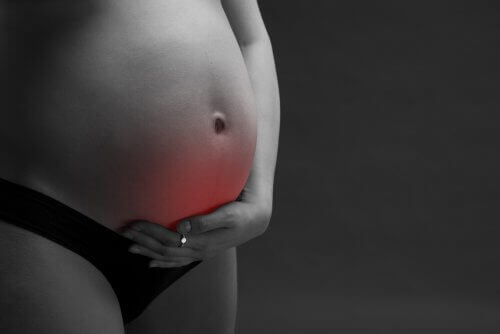 Rød farve over gravid mave symboliserer blødning under graviditeten