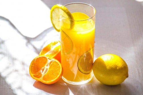 Du kan lave en lækker vegansk smoothie ved at kombinere forskellige citrusfrugter