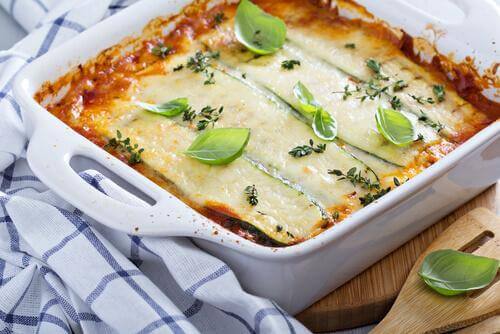 En lasagne med aubergine er et lækkert og sundt alternativ til den traditionelle version med kød