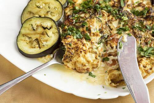 Aubergine er en spændende variation af traditionelle opskrifter på æggekage