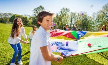 Børn leger i parken.