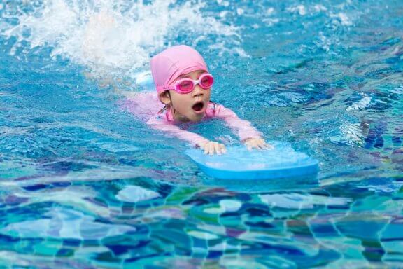 Sådan lærer du dine børn at svømme sikkert
