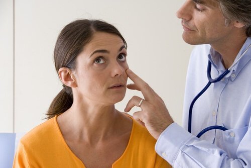 En læge tjekker en patient for mangel på næringsstoffer