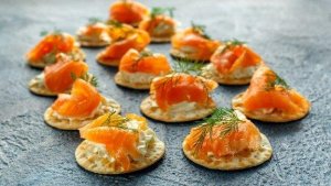 Opskrift på blinis med røget laks og tartar sauce