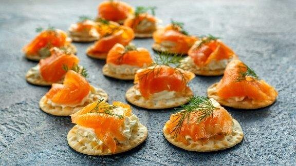 Opskrift på blinis med røget laks og tartar sauce