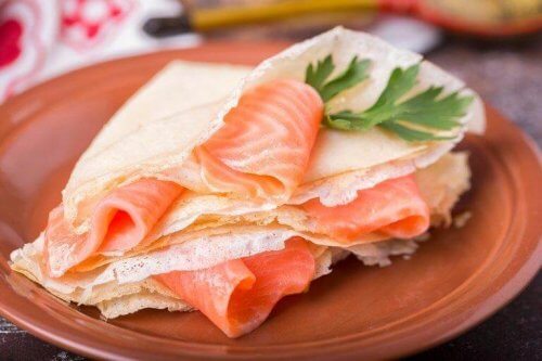 opskrift på blinis med røget laks