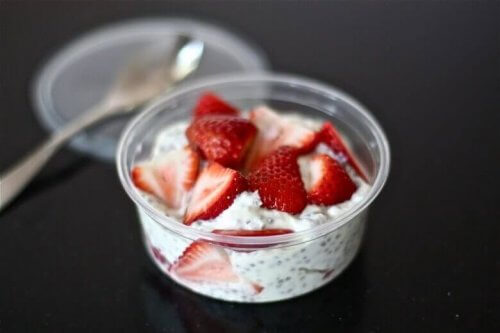 Morgenmad med chiafrø, yoghurt og bær