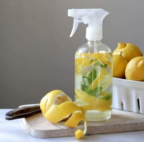 Dette gulvrengøringsmiddel med citrus er nemt og billigt at lave