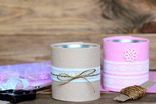 Her er dåserne brugt som holdere til skrivebordet