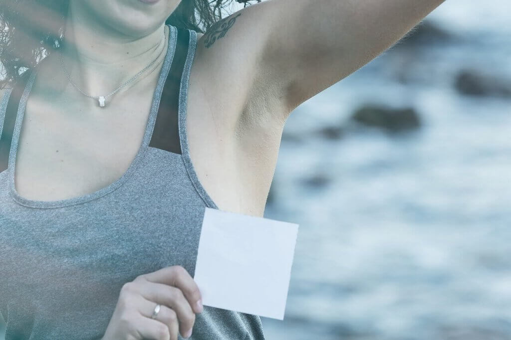 Fjern deodorantpletter med disse 5 tips
