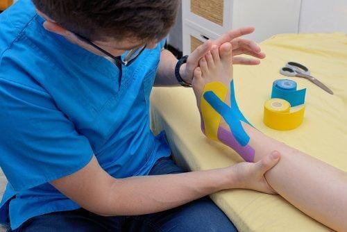 En fysioterapeut, der anvender Kinesio Tape