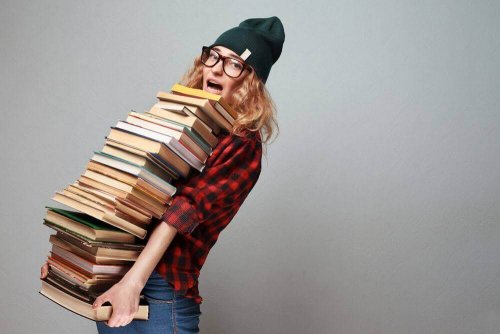 Kvinde med kæmpe stak af bøger