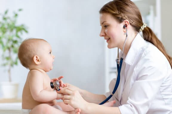 Lægen tjekker et barn