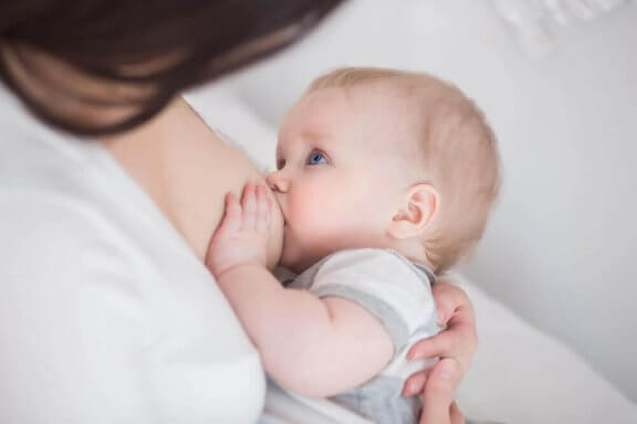 Baby ammer hos sin mor