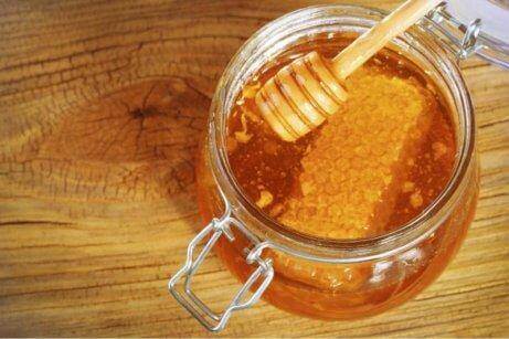 Honning - et middel til at lindre kradsen i halsen