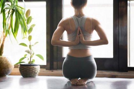 kvinde er tålmodig med at praktisere yoga