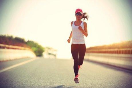 En kvinde jogger