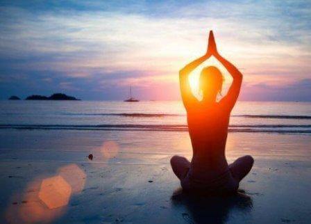 En kvinde, der praktiserer yoga.