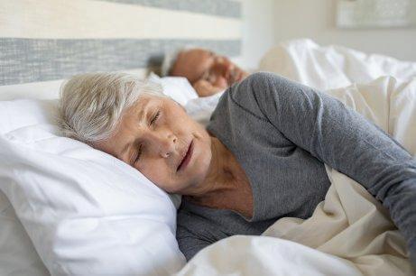 To seniorer sover med behageligt tøj