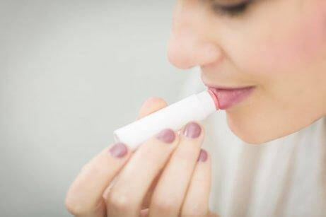 En kvinde anvender læbepomade.