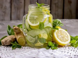 Lav en udrensende lemonade med ingefær og æble