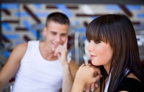 En mand begærer en kvinde