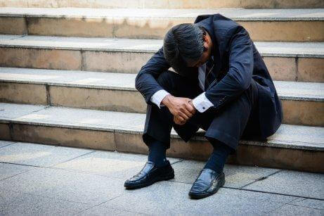 Mand på trappe oplever, at stress kan forværre gastritis